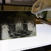 La photographie est-elle un patrimoine en danger ? Rencontre avec les archivistes chargés de la conservation des photographies