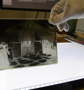 La photographie est-elle un patrimoine en danger ? Rencontre avec les archivistes chargés de la conservation des photographies