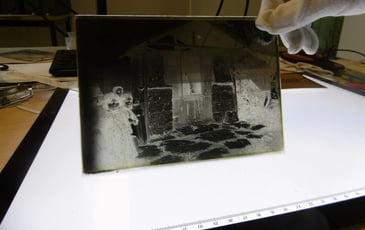 La photographie est-elle un patrimoine en danger ? Rencontre avec les archivistes chargés de la conservation des photographies