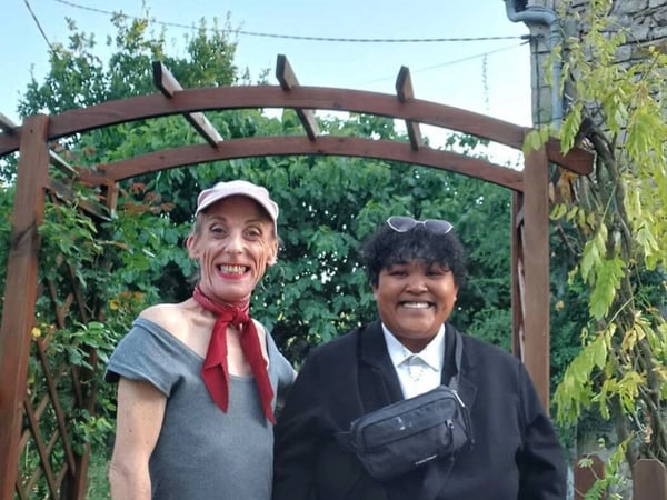 Kali & Violette : Le mur de ma voisine